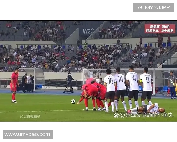 足球明星温暖瞬间抱起球迷感动全场的视频记录